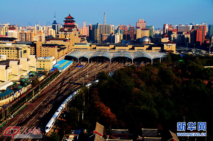 La línea va desde la estación Pekín Oeste hasta la estación Guangzhou Sur.El 26 de diciembre del 2012, se completó el ferrocarril de alta velocidad entre Pekín y Guangzhou. Con una longitud de 2.298 kilómetros, se trata de la ferrovía de alta velocidad más larga del mundo, que atraviesa el país de norte a sur, pasando por el río Yangtsé, el río amarillo y más de 200 montañas. (Foto: Luo Chunxiao)