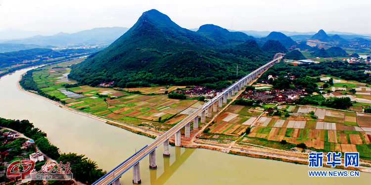 Puente del río Nanshui. El 26 de diciembre del 2012, se completó el ferrocarril de alta velocidad entre Pekín y Guangzhou. Con una longitud de 2.298 kilómetros, se trata de la ferrovía de alta velocidad más larga del mundo, que atraviesa el país de norte a sur, pasando por el río Yangtsé, el río amarillo y más de 200 montañas.(Foto: Yuan Ruilun)