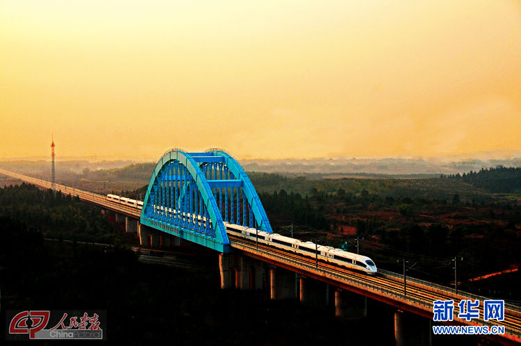 Puesta del sol sobre el puente del río Tingsi. El 26 de diciembre del 2012, se completó el ferrocarril de alta velocidad entre Pekín y Guangzhou. Con una longitud de 2.298 kilómetros, se trata de la ferrovía de alta velocidad más larga del mundo, que atraviesa el país de norte a sur, pasando por el río Yangtsé, el río amarillo y más de 200 montañas.(Foto: Luo Chunxiao)