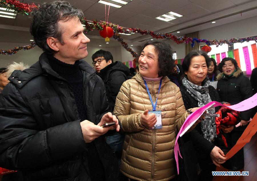 Estudiantes extranjeros celebran el Festival de los Faroles en Shanghai 2