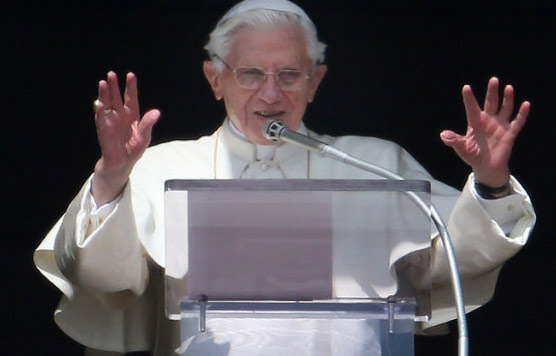 Papa Benedicto XVI da última bendición