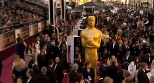 Estrellas brillan en la alfombra roja de los premios Oscar