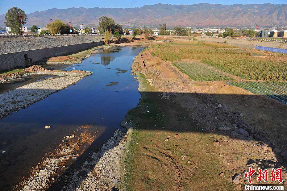 Cauce del río se convierte en huerta por sequía en Yunnan (2)