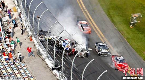 Varios espectadores heridos tras el choque múltiple en una carrera de NASCAR