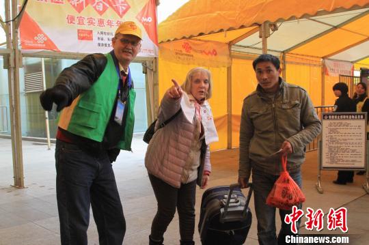 Profesor estadounidense en China se ofrece como voluntario de temporada alta de viajes durante Festival de los Faroles