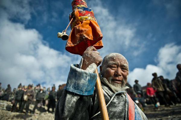 Tibetanos celebran Año Nuevo con peleas de harina