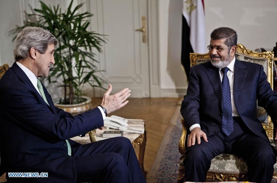 Morsi y Kerry conversan en El Cairo sobre relaciones y temas regionales