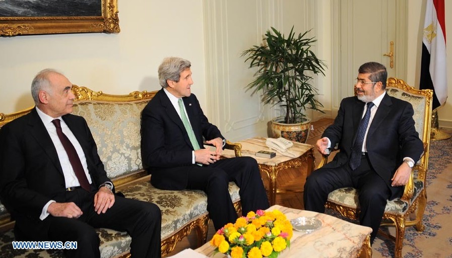 Morsi y Kerry conversan en El Cairo sobre relaciones y temas regionales
