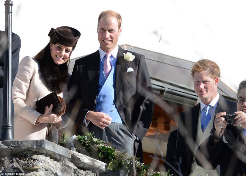 Duquesa Catalina de Cambridge asiste a la boda de unos amigos luciendo su embarazo 16