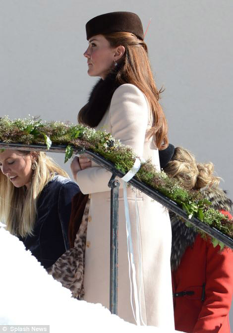 Duquesa Catalina de Cambridge asiste a la boda de unos amigos luciendo su embarazo 14