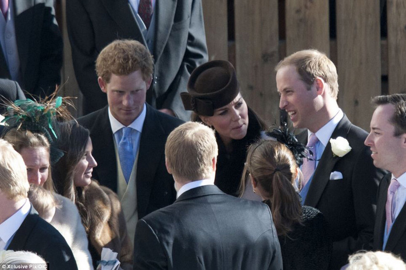 Duquesa Catalina de Cambridge asiste a la boda de unos amigos luciendo su embarazo 11