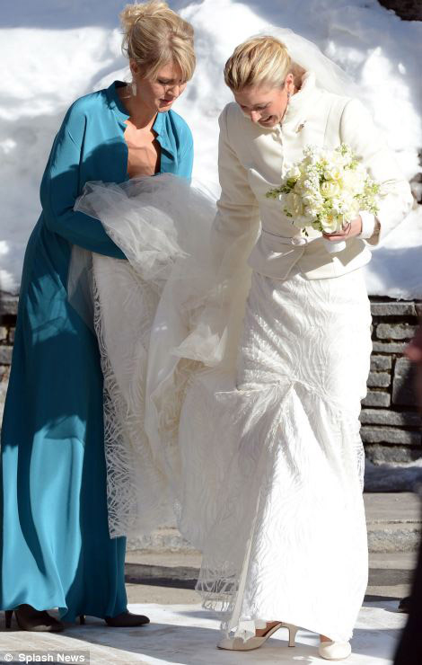 Duquesa Catalina de Cambridge asiste a la boda de unos amigos luciendo su embarazo 12