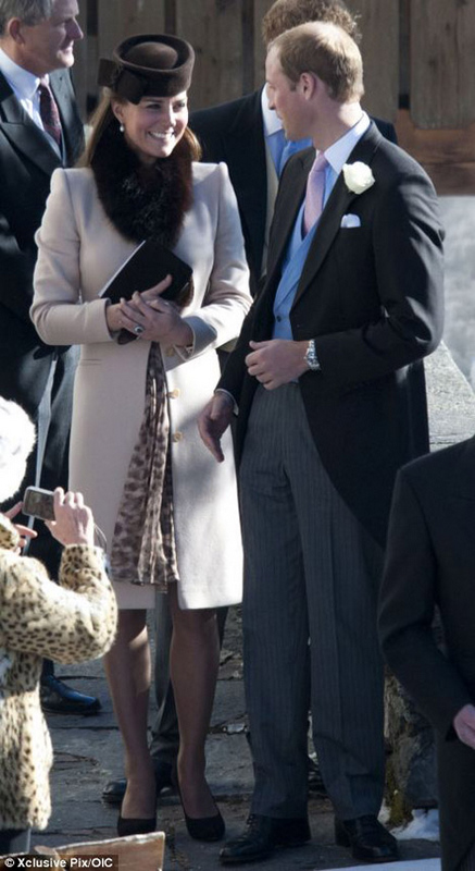 Duquesa Catalina de Cambridge asiste a la boda de unos amigos luciendo su embarazo 10