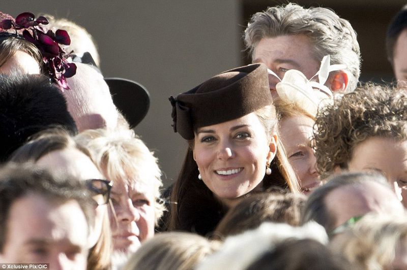 Duquesa Catalina de Cambridge asiste a la boda de unos amigos luciendo su embarazo 1