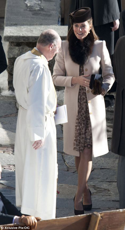 Duquesa Catalina de Cambridge asiste a la boda de unos amigos luciendo su embarazo 5
