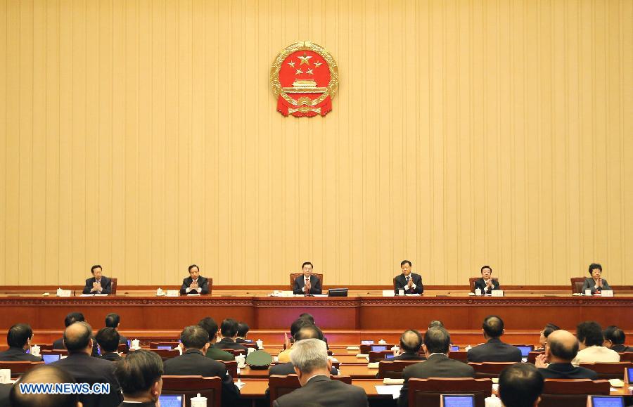 Diputados de legislatura nacional de China eligen presidium y fijan agenda de sesión anual (2)