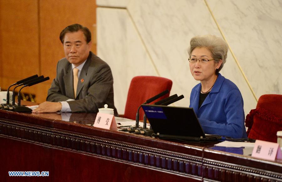 Diputados de legislatura nacional de China eligen presidium y fijan agenda de sesión anual (6)