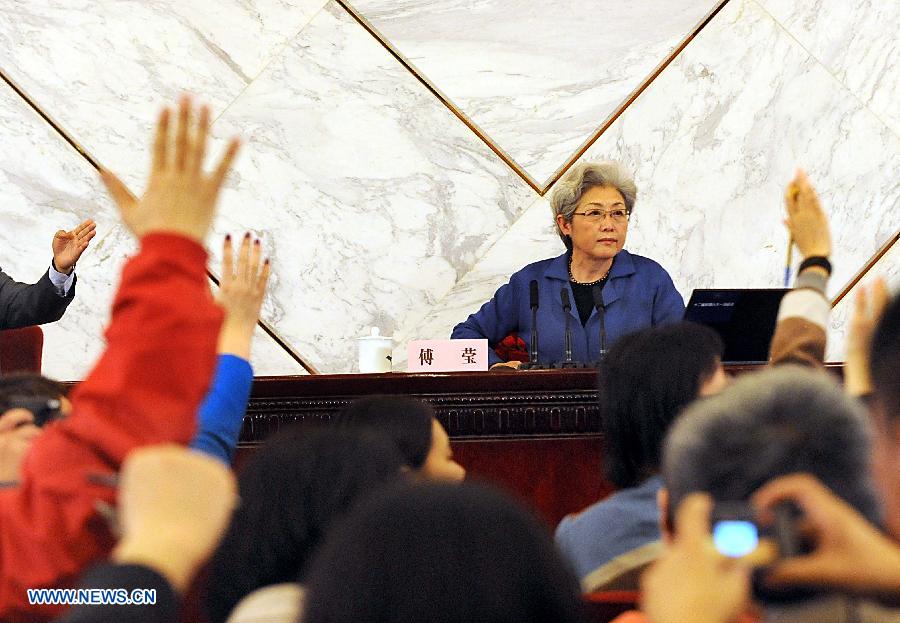 Diputados de legislatura nacional de China eligen presidium y fijan agenda de sesión anual (7)