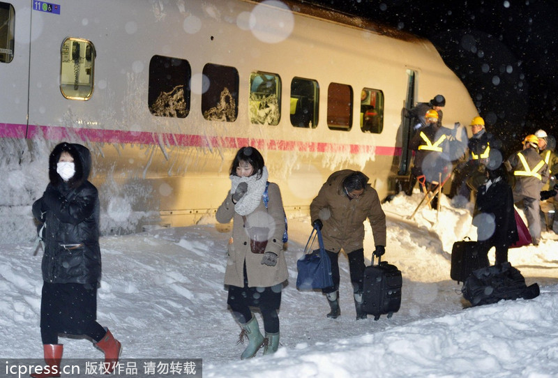 Japón: Un tren de alta velocidad descarrila debido a una gran tormenta de nieve