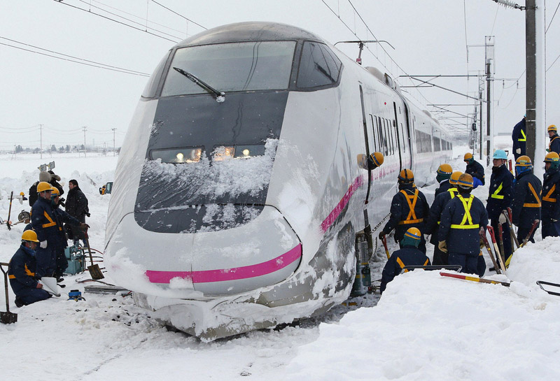 Japón: Un tren de alta velocidad descarrila debido a una gran tormenta de nieve