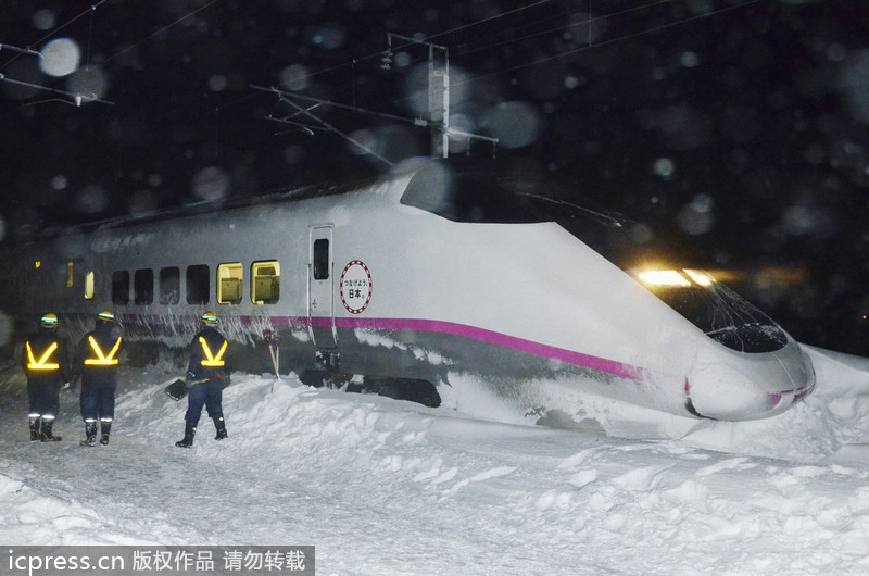 Japón: Un tren de alta velocidad descarrila debido a una gran tormenta de nieve
