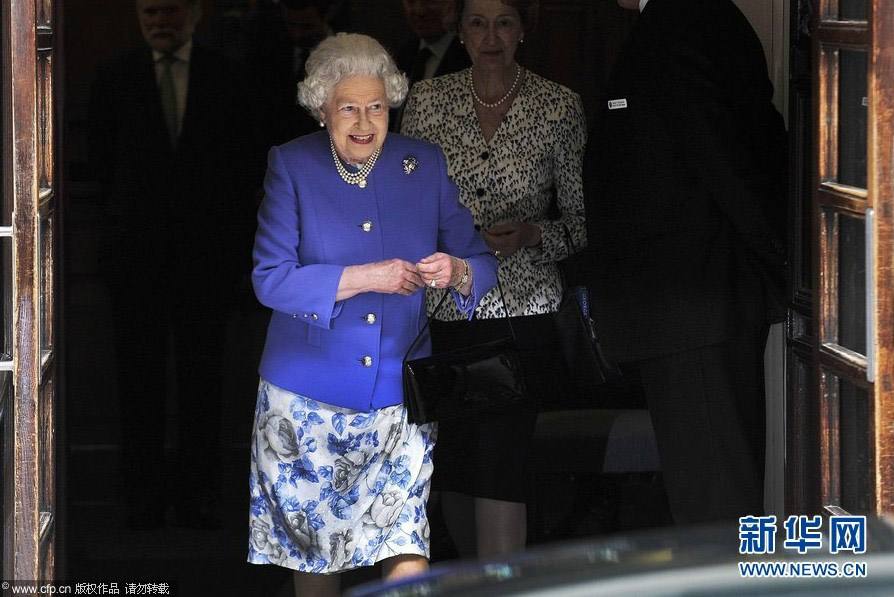 Reina británica sale del hospital