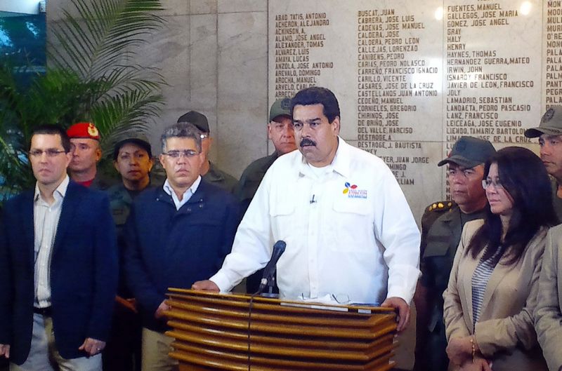 Maduro firma decreto como "presidente encargado de la República" de Venezuela