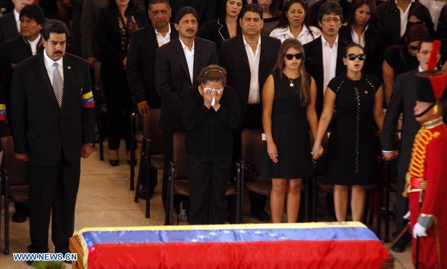 Venezolanos y mandatarios dan emotiva despedida a Chávez
