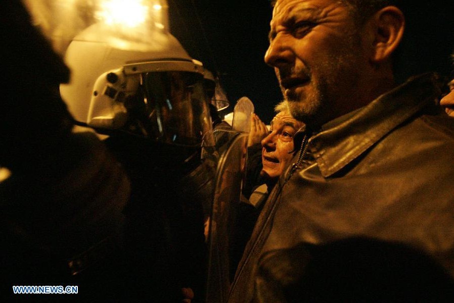 Griegos vuelven a protestar por austeridad afuera de Parlamento