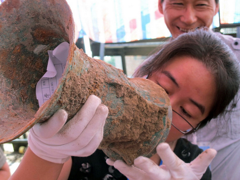 Arqueólogos encuentran antiguas piezas de armadura de bronce 3
