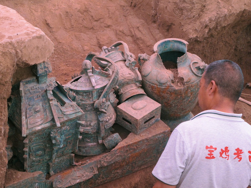 Arqueólogos encuentran antiguas piezas de armadura de bronce