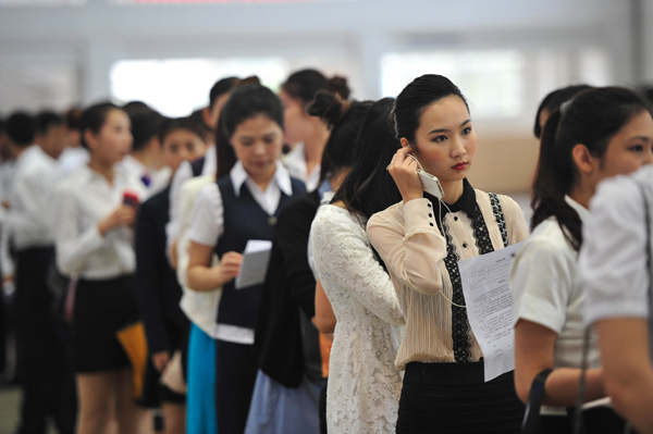 Competición feroz para ingresar como asistentes de vuelo en la aerolínea China Southern