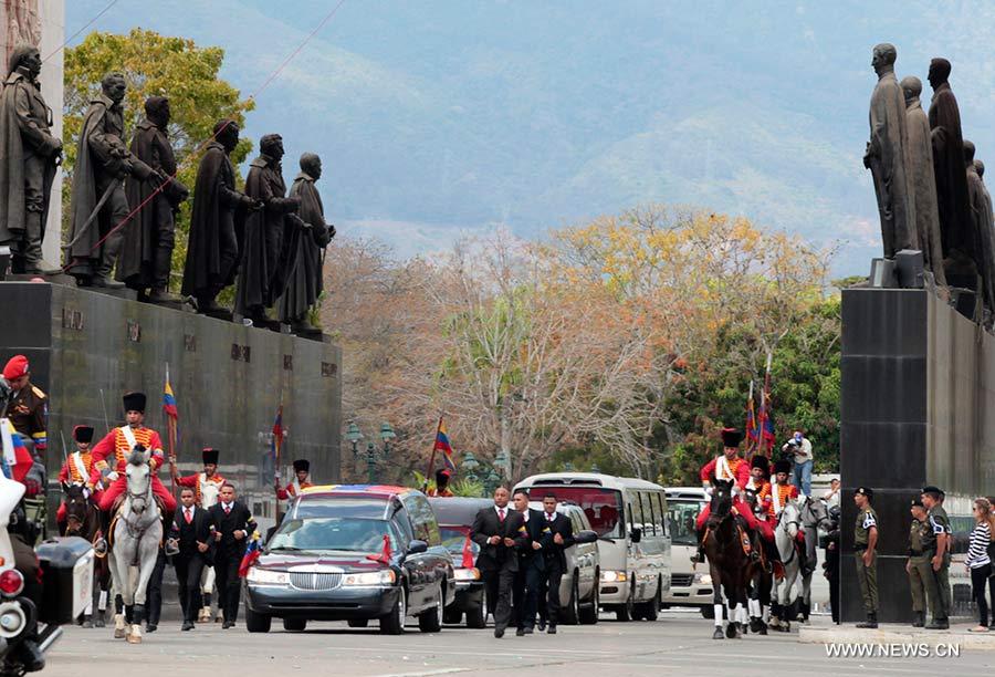 Restos de Hugo Chávez llegan al Cuartel de la Montaña (2)