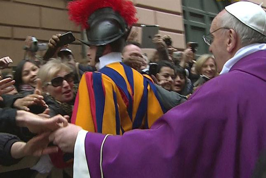 Papa Francisco vuelve a mostrar su sencillez saludando al público