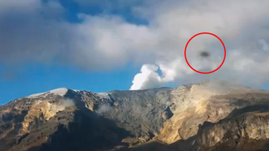 Ovni sobrevuela el volcán Nevado del Ruiz en Colombia