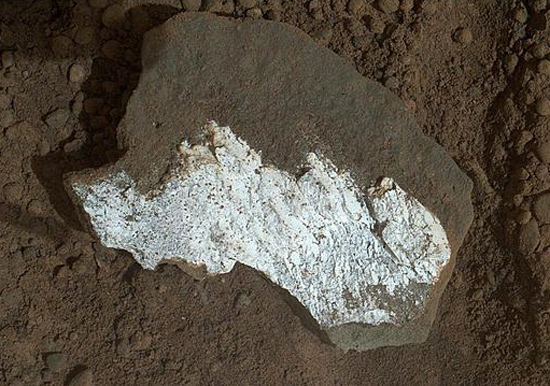 El robot Curiosity encuentra una extraña roca blanca