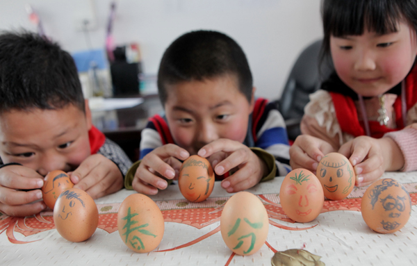 Niños juegan con huevos en festival chino