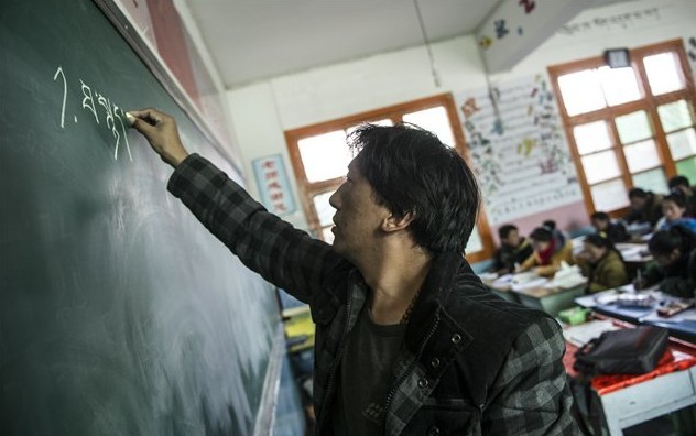 Un profesor da una lección en tibetano en una escuela primaria bilingüe en Aba, provincia de Sichuan, el 4 de marzo.