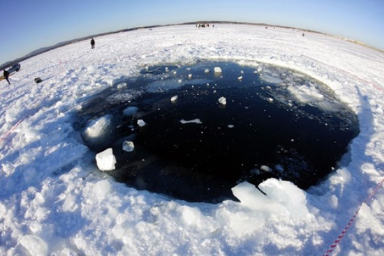Hallan un cráter supuestamente formado por el meteorito de Cheliábinsk en un lago