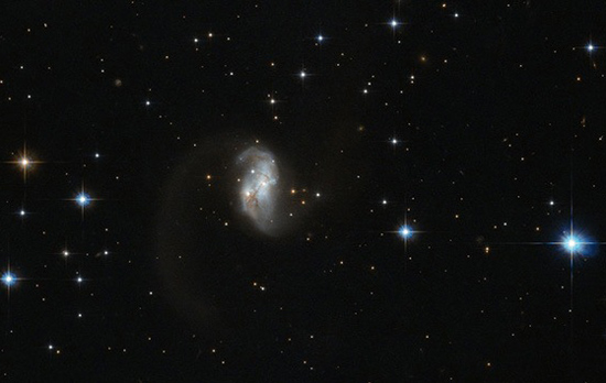 El telescopio Hubble descubre una galaxia con forma de gusano