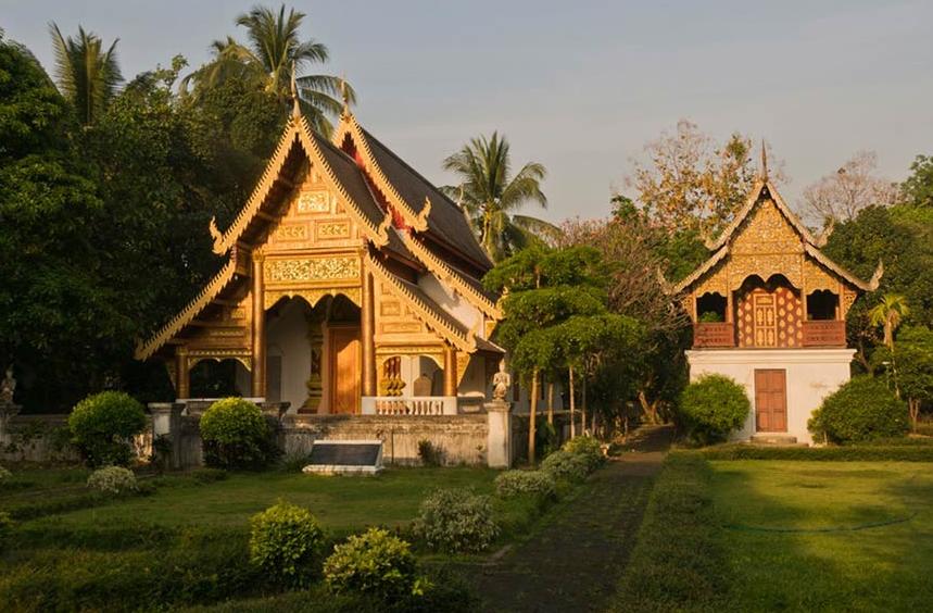 Los 15 países idílicos donde pasar la vejez  Tailandia  Excepto por la inestabilidad política de los últimos años, Tailandia es un lugar ideal para vivir. Chiang Mai alberga un gran número de templos y montañas en el norte, en comparación con el ruido de la capital Bangkok, donde el coste de vida es mucho más bajo.