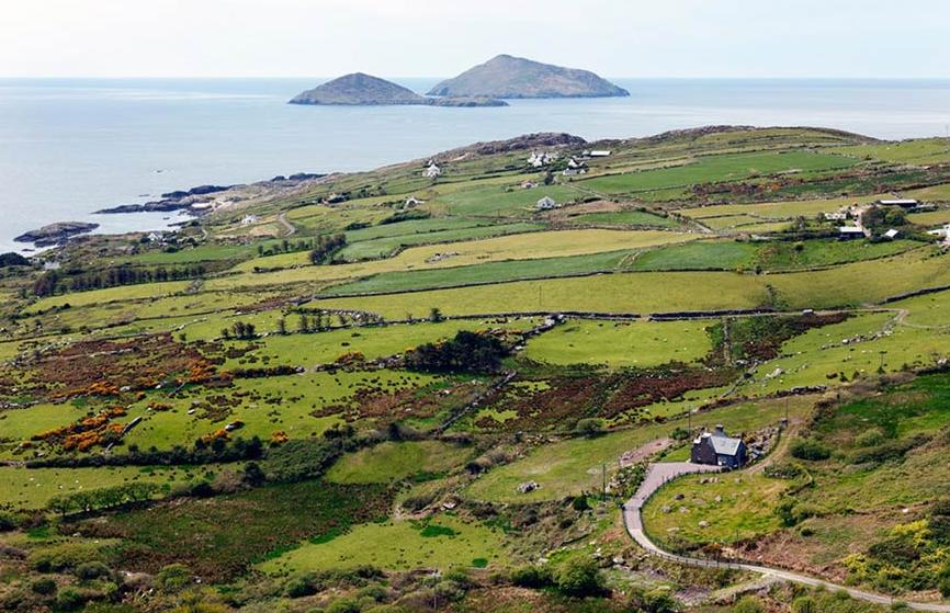 IrlandaIrlanda fue uno de los primeros países de Europa en entrar en recesión económica. A lo largo de la hermosa y pintoresca costa de Kerry hoy solo hacen falta 100.000 dólares (unos 623.053 yuanes) para poder comprar una casa de campo, mientras que entre 2006-2008 solían rondar los 500.000 dólares (unos 3.115.265 yuanes).