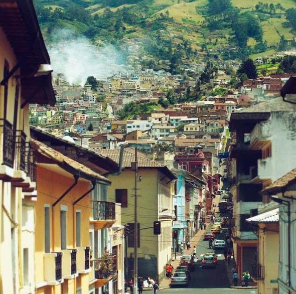 EcuadorEn esta imagen se puede ver un hermoso pueblo en los pies de la cordillera de los Andes, donde la lengua oficial es el español y el coste de vida es muy bajo. Debido a la pobreza, el crimen en las calles puede ser un impedimento.