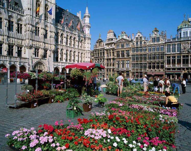 BélgicaBruselas se encuentra a tan solo ochenta minutos en coche de París, y a tan solo dos horas de Londres, pero el coste de vida es mucho más barato que en esas dos ciudades. Bélgica pretende cobrar impuestos sobre la propiedad, pero para los extranjeros jubilados no debe suponer un problema.