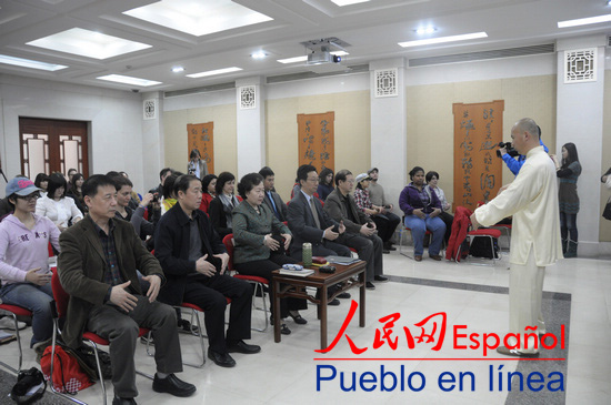 El profesor Wang Xiaojun dio un conferencia sobre Taijiquan (Foto: Du Mingming)