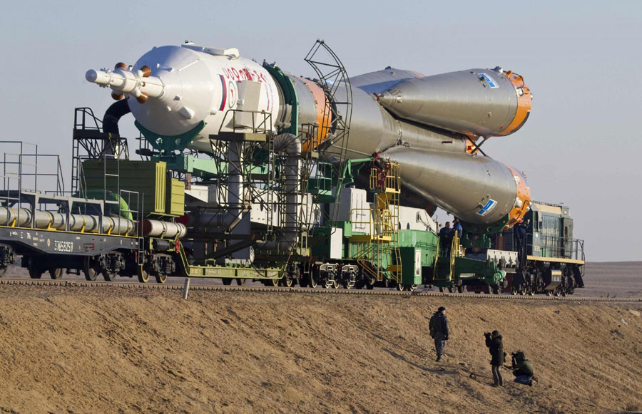 Transportan cohete a la plataforma de lanzamiento (2)