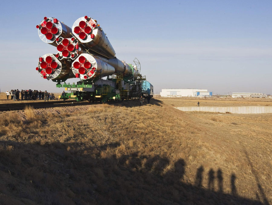 Transportan cohete a la plataforma de lanzamiento (3)