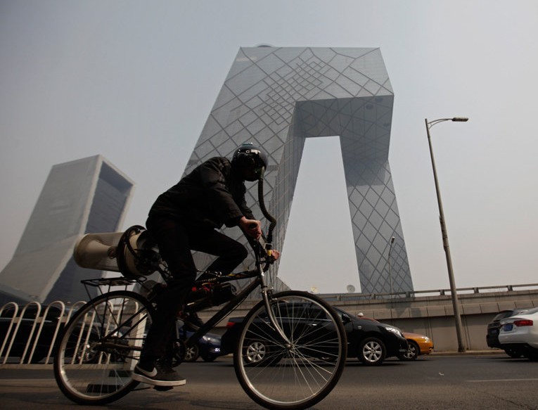 Extranjero inventa “bicicleta que respira” para evitar la contaminación en Pekín