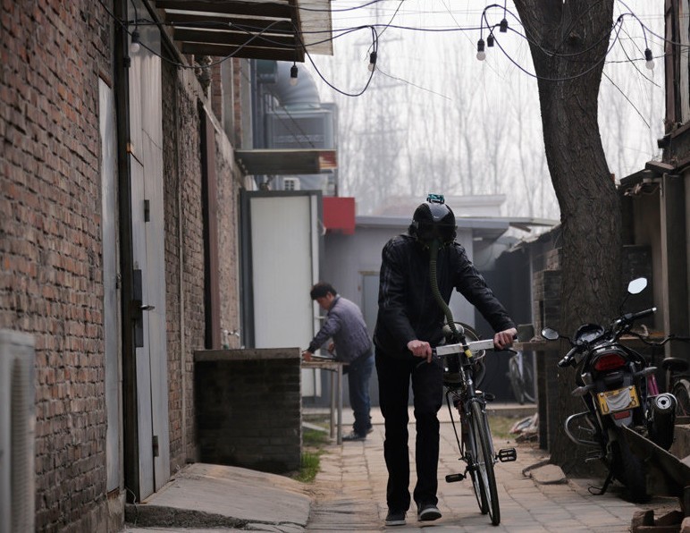 Extranjero inventa “bicicleta que respira” para evitar la contaminación en Pekín (2)