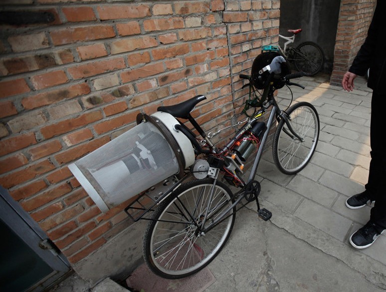 Extranjero inventa “bicicleta que respira” para evitar la contaminación en Pekín (3)